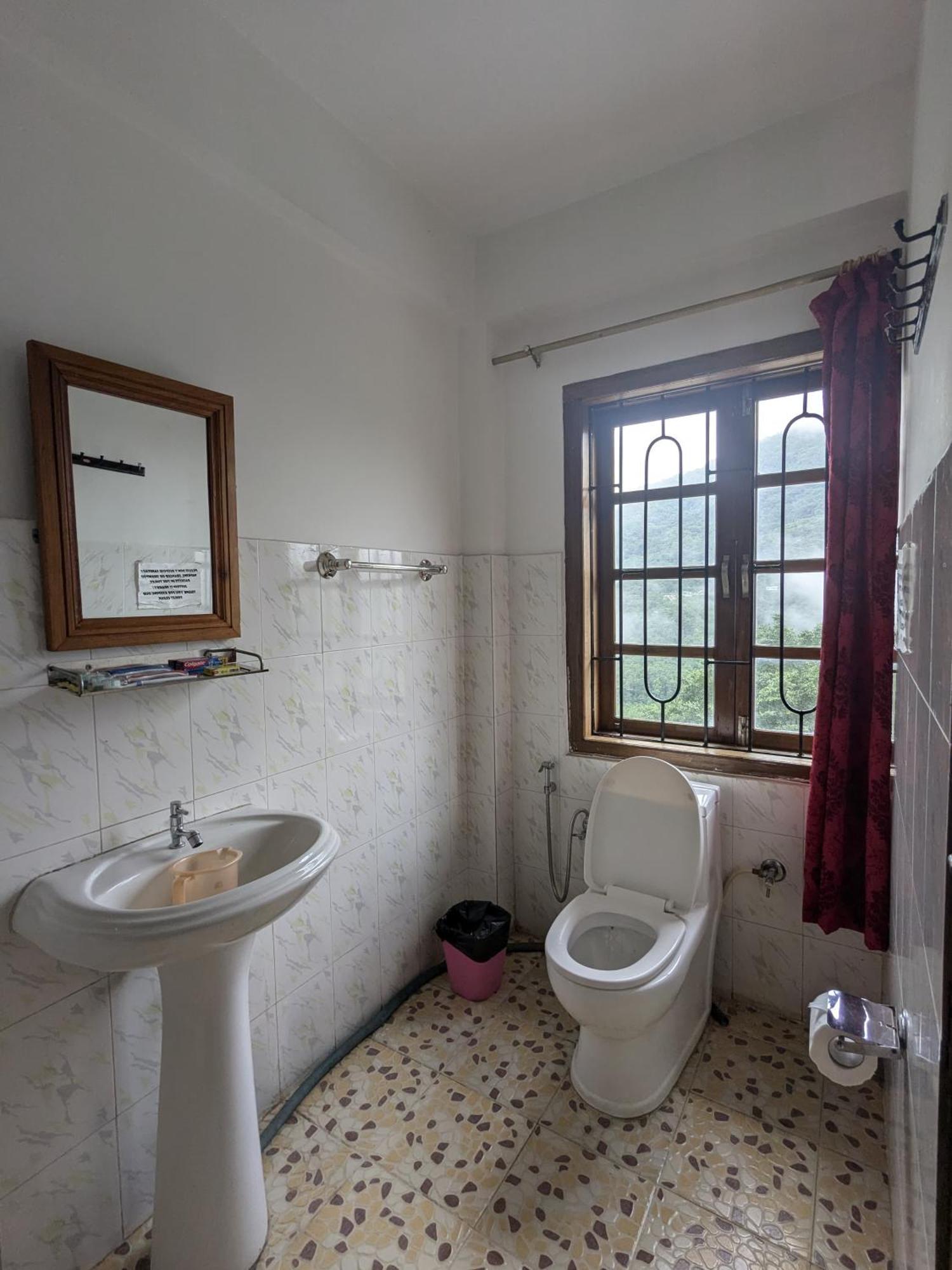 Dovipie Inn Kohima Esterno foto